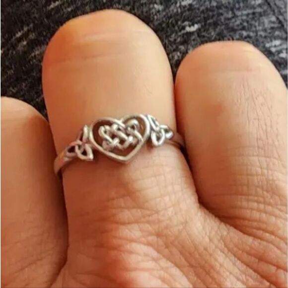Elegant Silver celtic Heart Knot Ring sz 7 - Picture 2 of 9